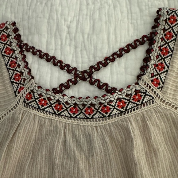 Swagger boutique top. Cream w/embroidered trim. Flowing top. Size L - Picture 8 of 8